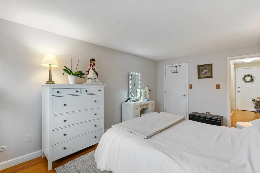 8 Lancelot Court Salem NH 03079