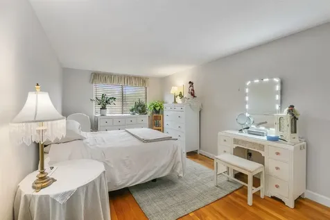 8 Lancelot Court Salem NH 03079