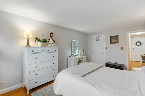 8 Lancelot Court Salem NH 03079