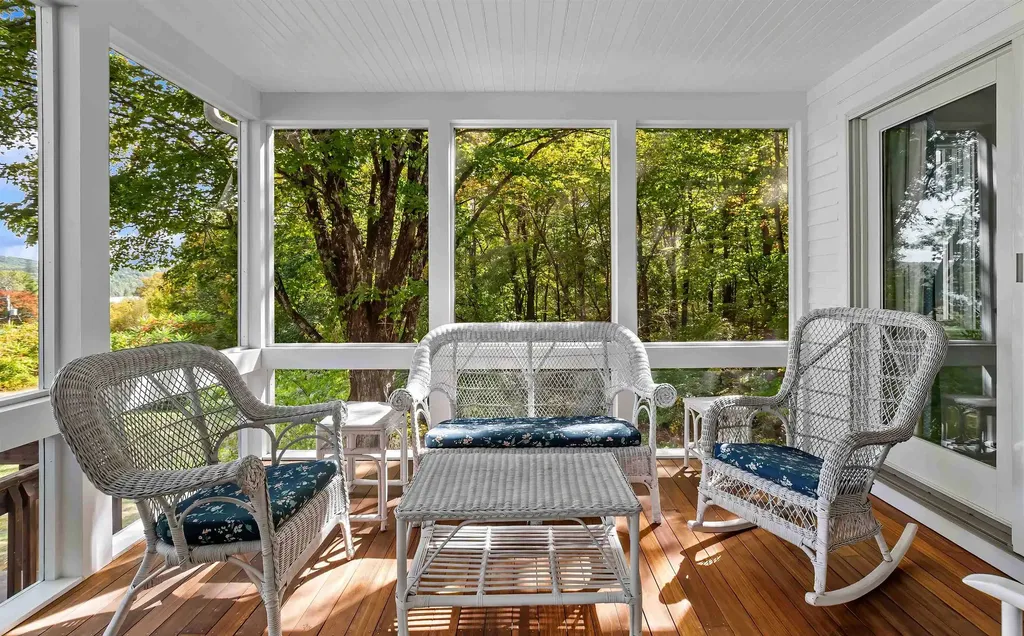 736 Pleasant Street New London NH 03257