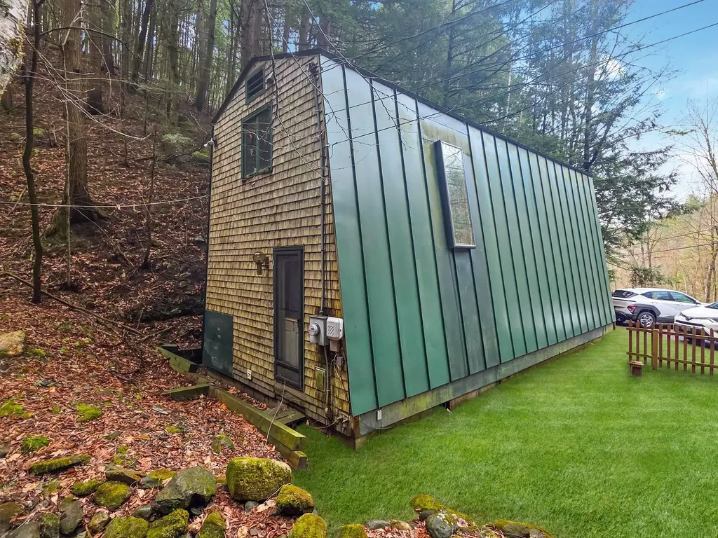 389 Dothan Rd. Road Hartford VT 05001