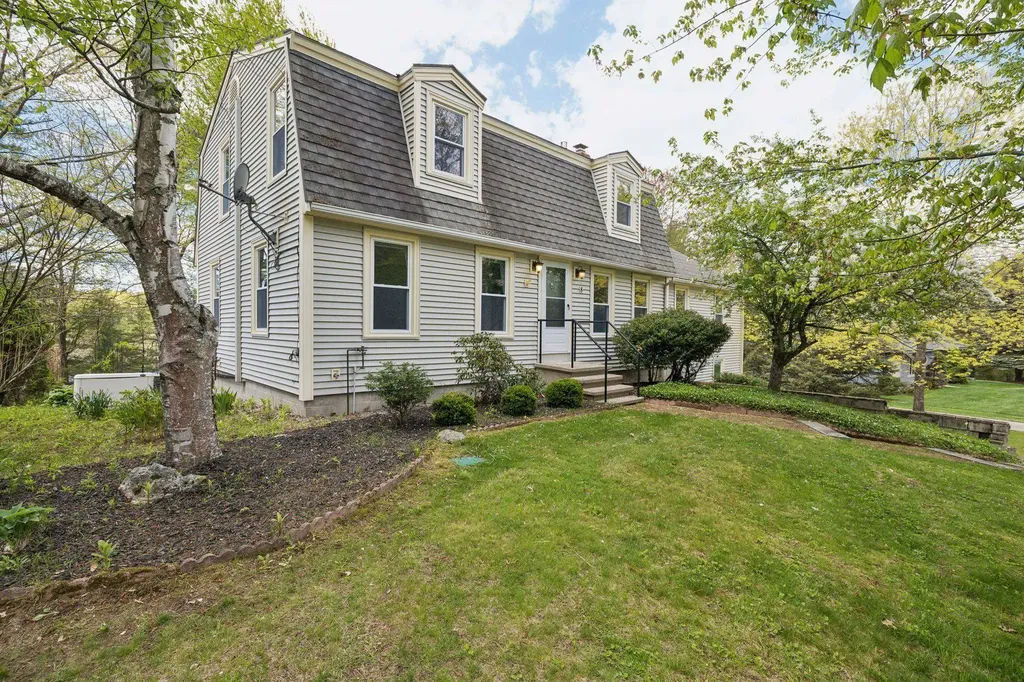 8 Queens Way Merrimack NH 03054