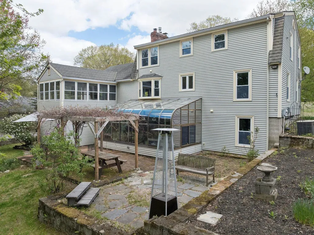 8 Queens Way Merrimack NH 03054