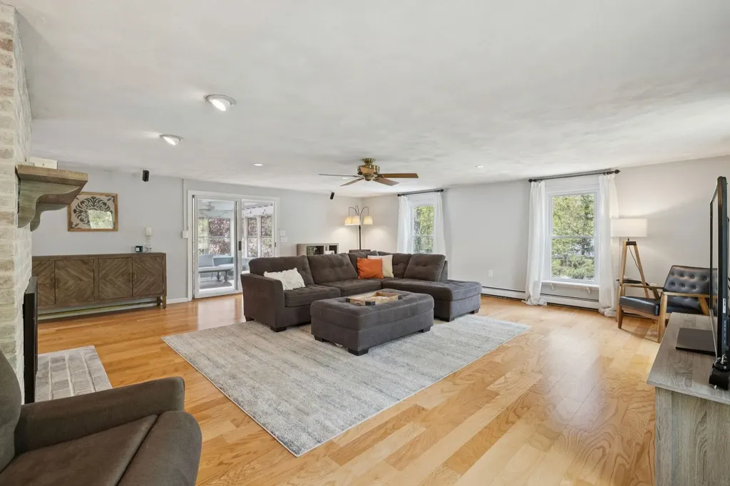8 Queens Way Merrimack NH 03054