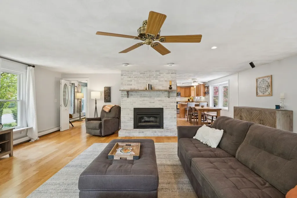 8 Queens Way Merrimack NH 03054