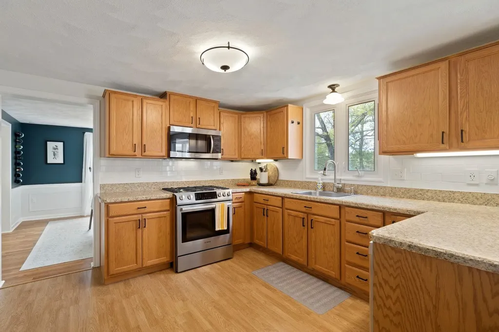 8 Queens Way Merrimack NH 03054