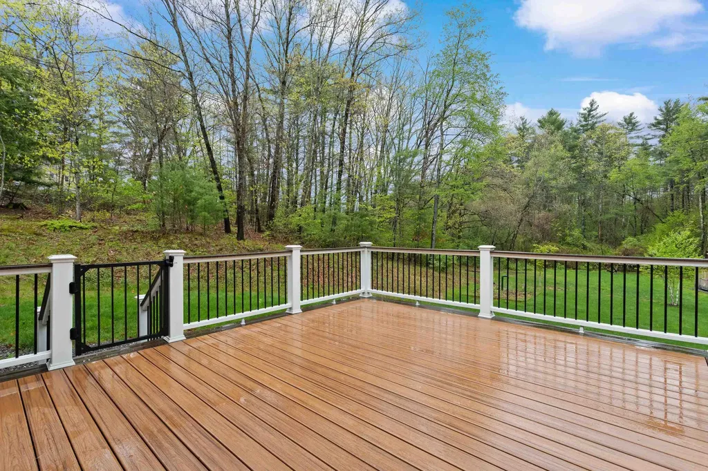 10 Wood Circle Goffstown NH 03045