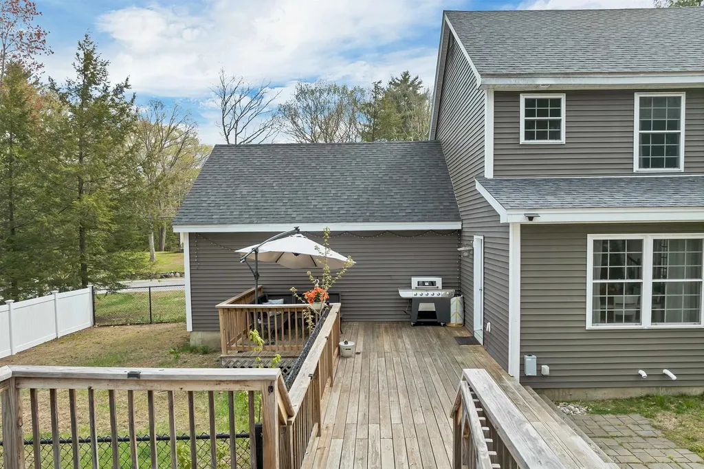 17 Blueberry Hill Road Raymond NH 03077