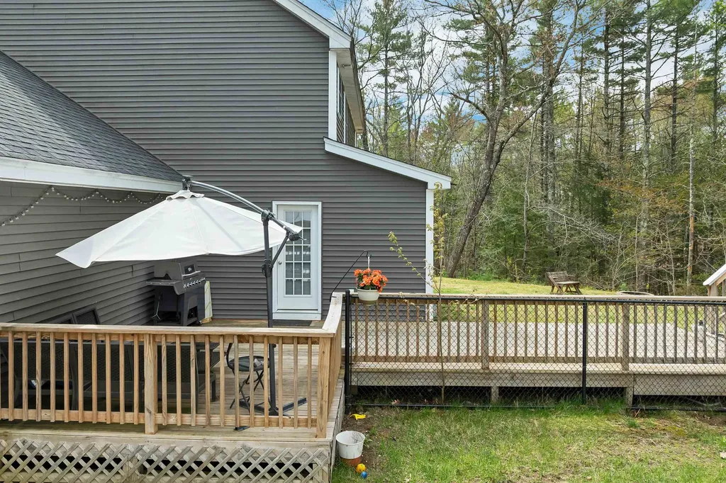 17 Blueberry Hill Road Raymond NH 03077