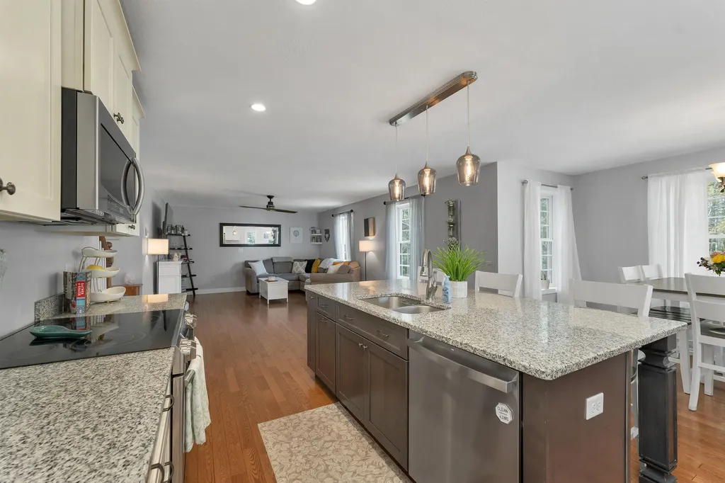 17 Blueberry Hill Road Raymond NH 03077