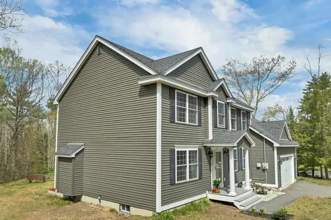 17 Blueberry Hill Road Raymond NH 03077