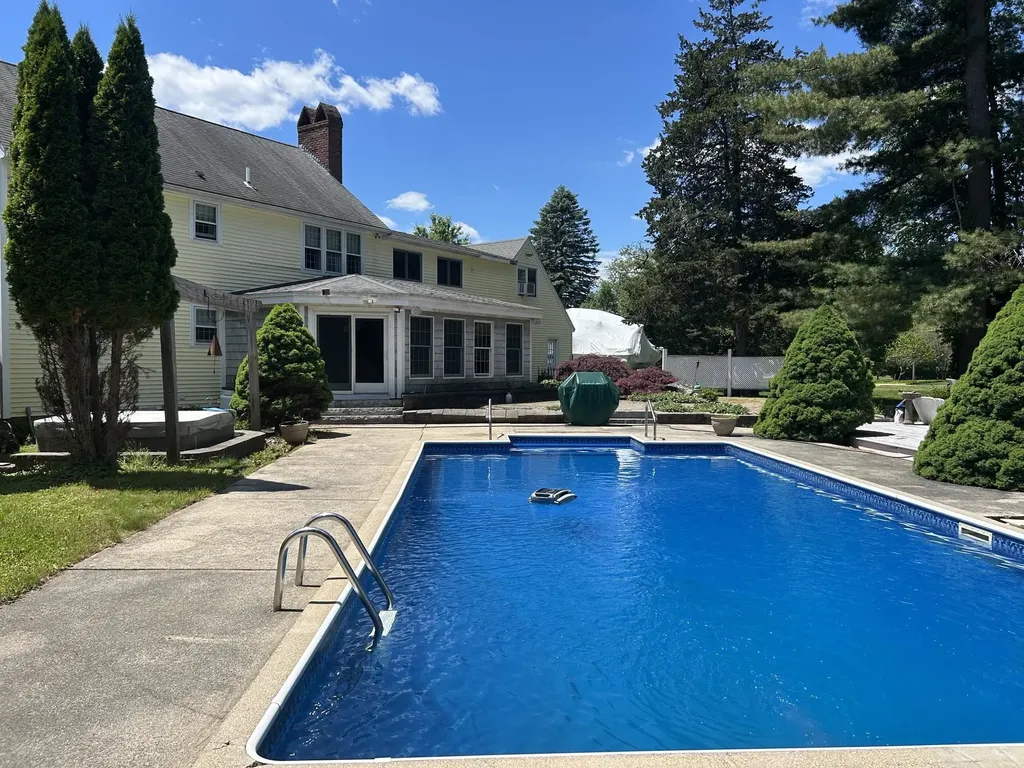 9 Oak Ridge Road Kensington NH 03833