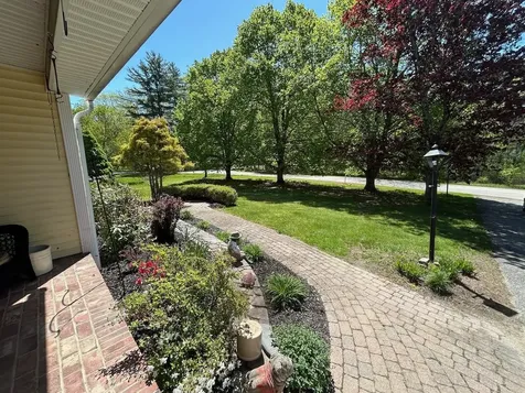 9 Oak Ridge Road Kensington NH 03833