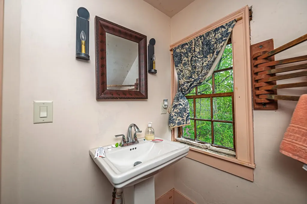 31 Long Hill Road Raymond NH 03077