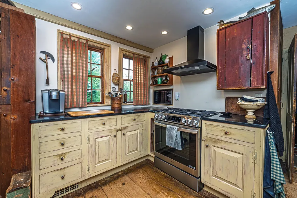 31 Long Hill Road Raymond NH 03077