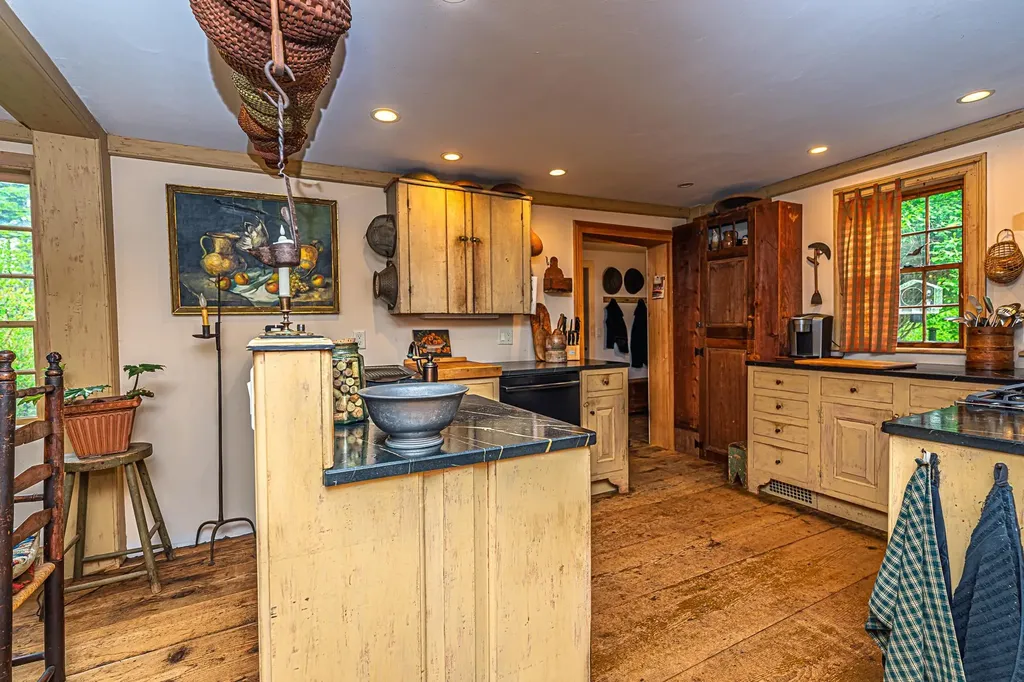31 Long Hill Road Raymond NH 03077