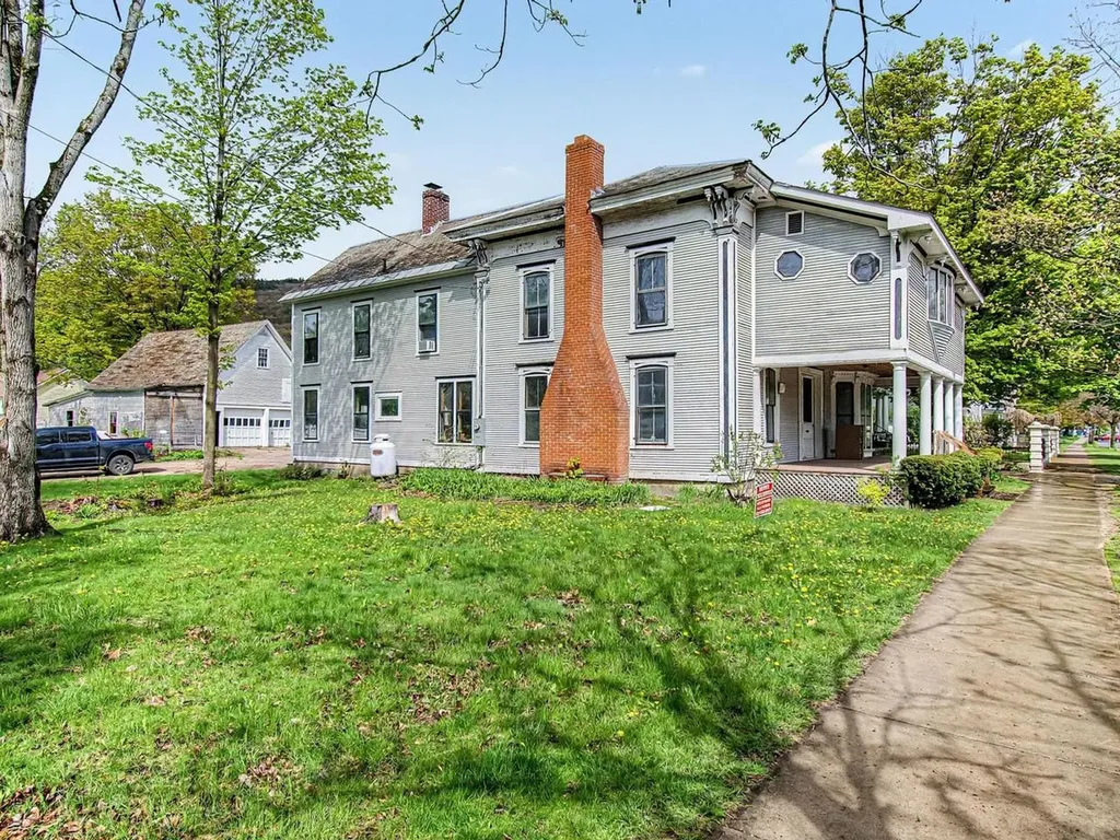 28 West Street Bristol VT 05443