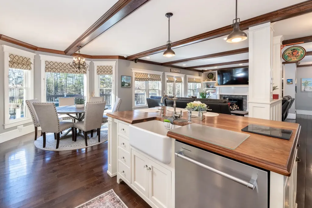 63 Sand Hill Road Gilford NH 03249