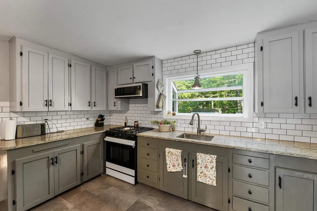 19 Hillview Terrace Farmington NH 03835