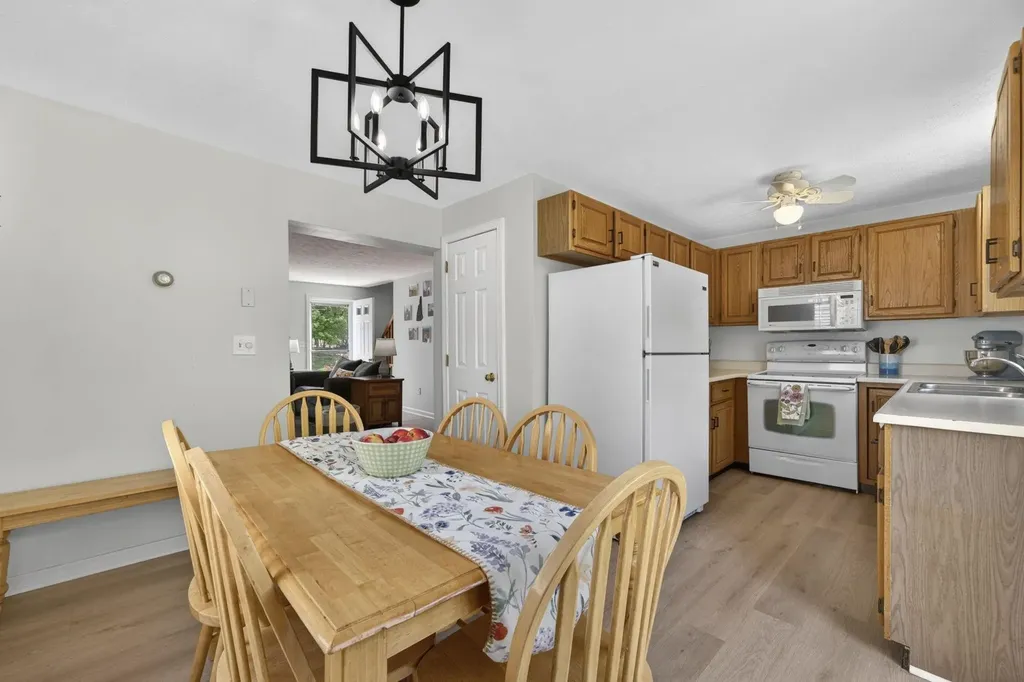 44 Brook Hollow Way Manchester NH 03103
