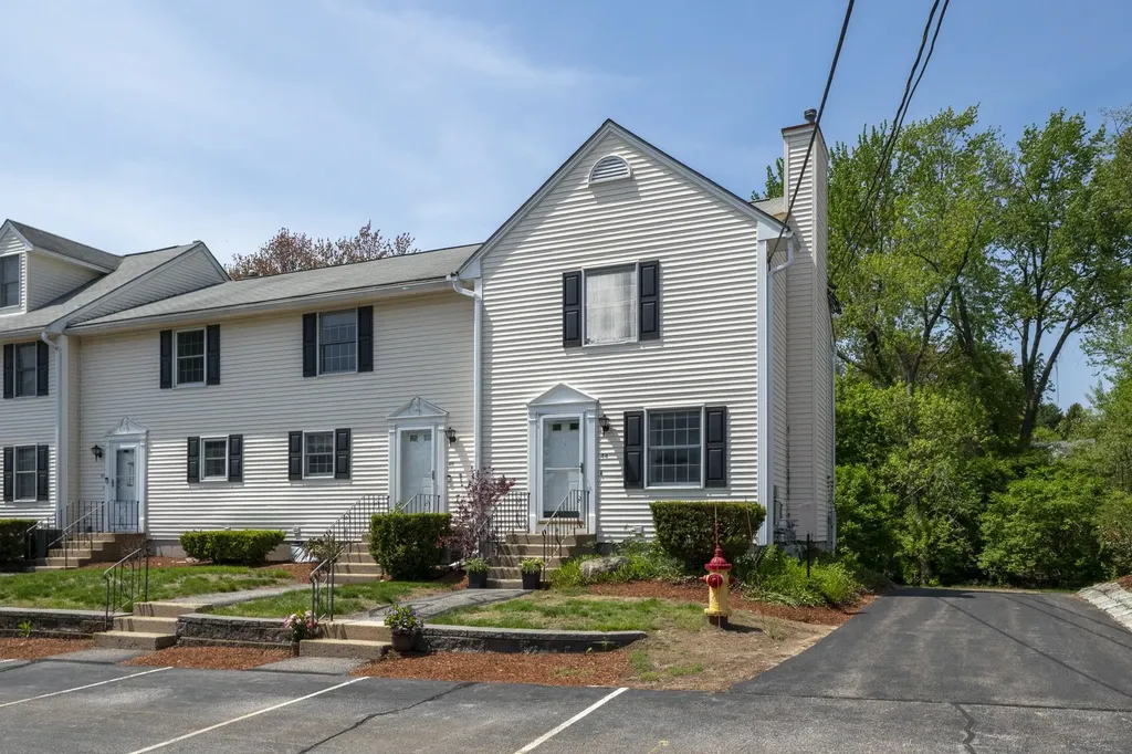 44 Brook Hollow Way Manchester NH 03103