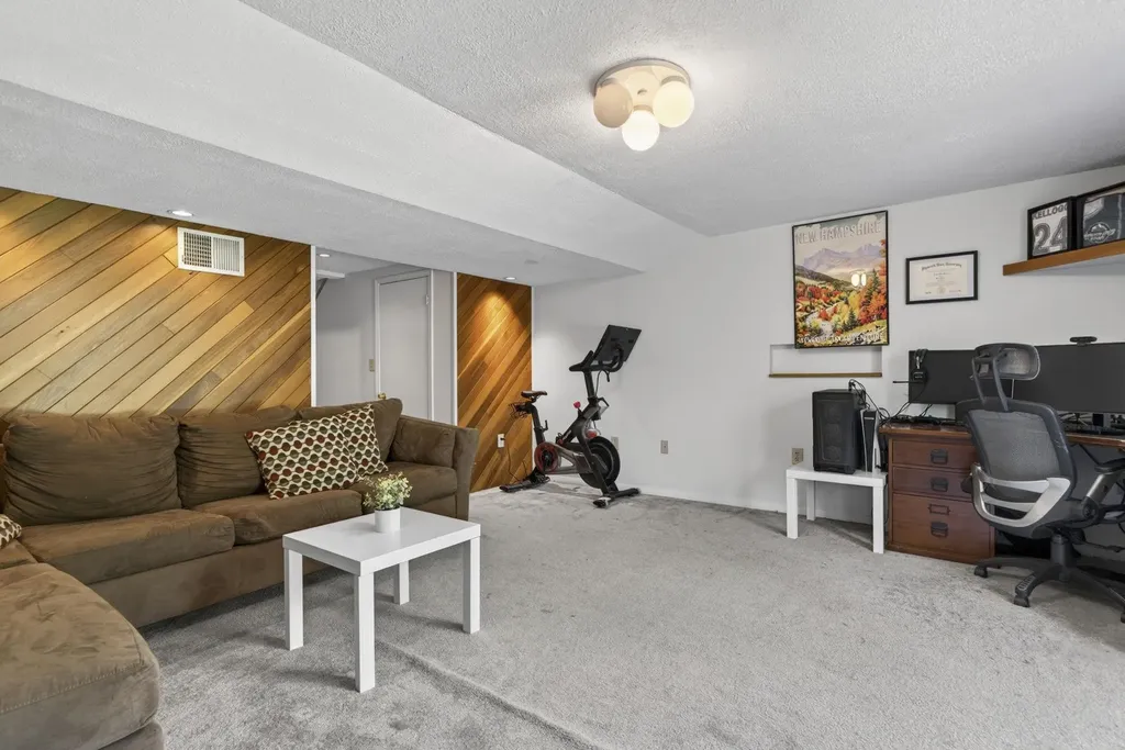 44 Brook Hollow Way Manchester NH 03103