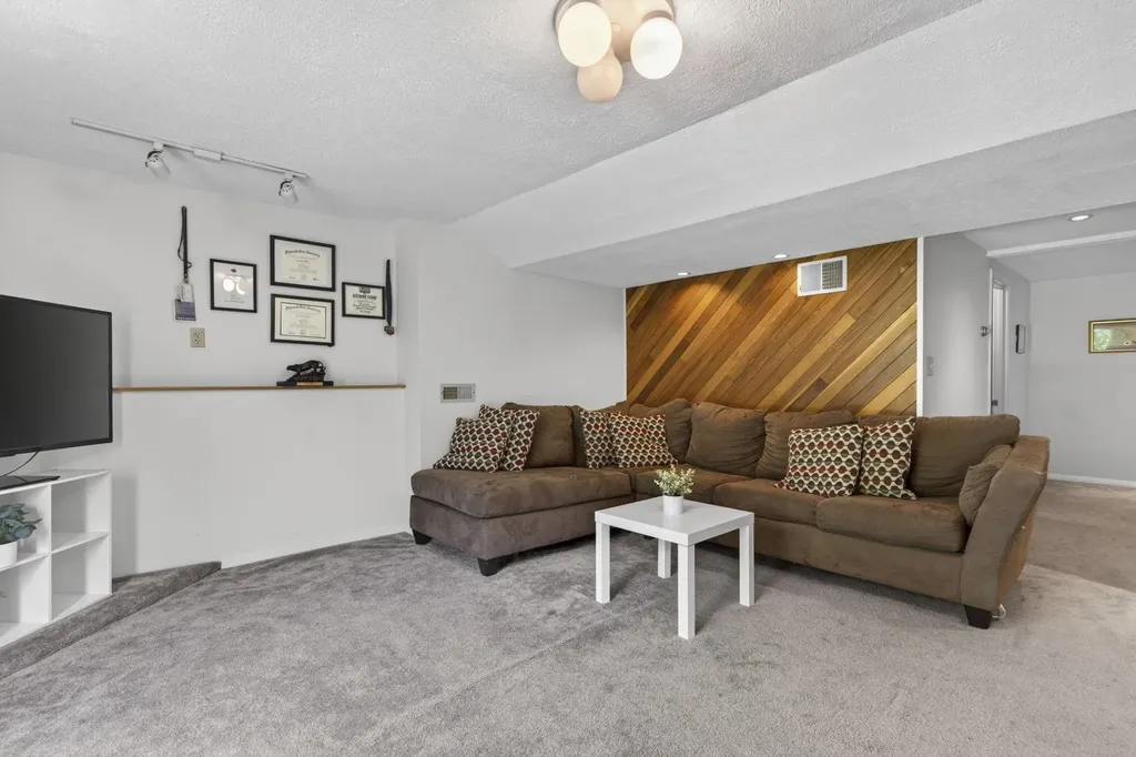 44 Brook Hollow Way Manchester NH 03103