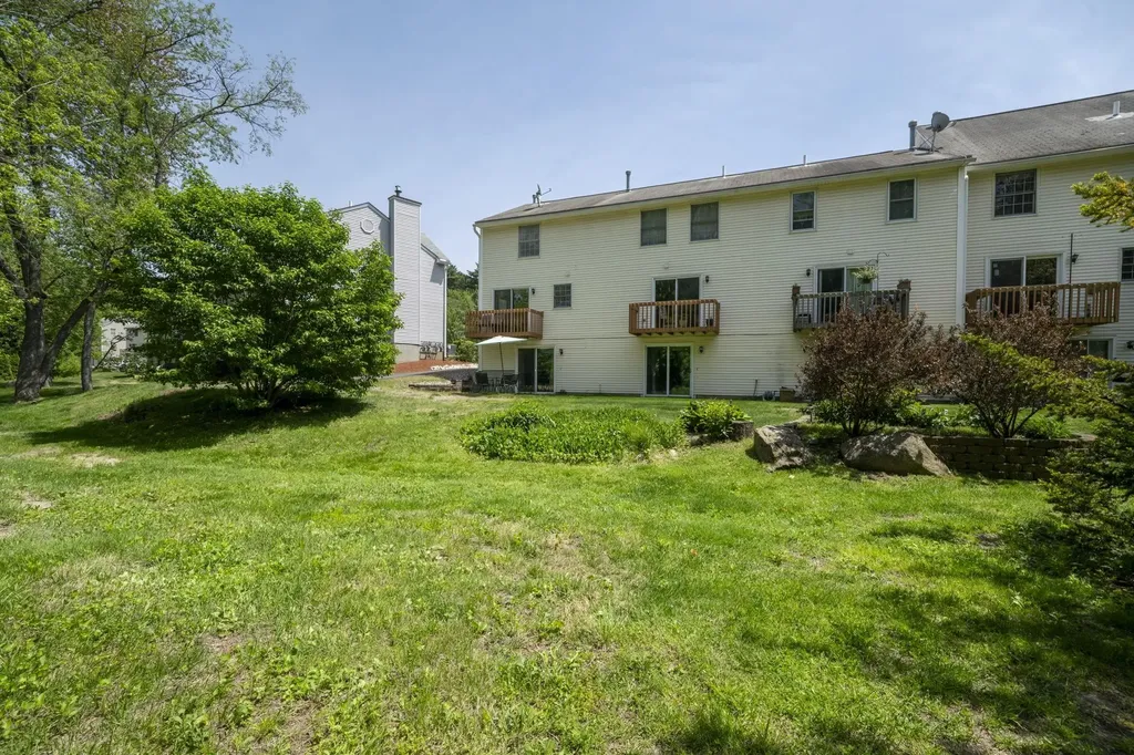 44 Brook Hollow Way Manchester NH 03103