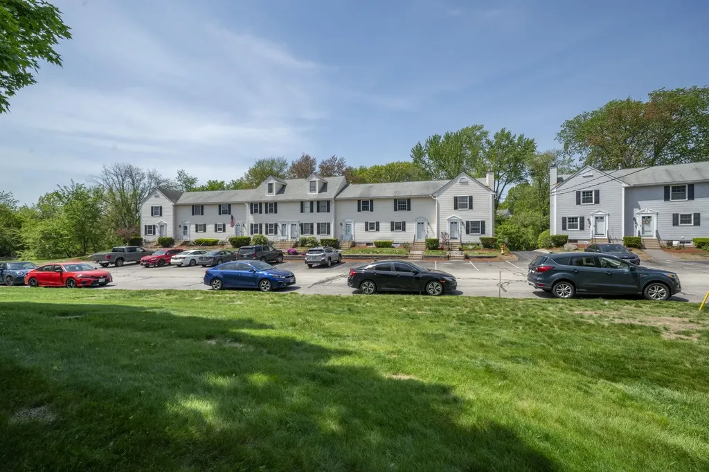 44 Brook Hollow Way Manchester NH 03103