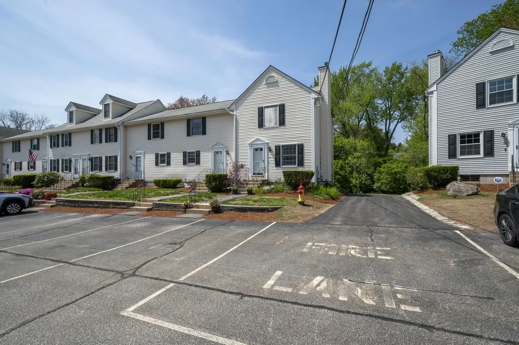 44 Brook Hollow Way Manchester NH 03103