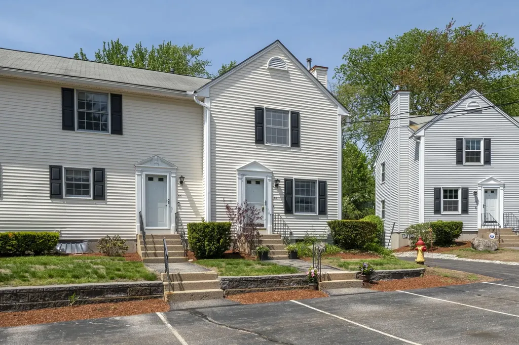 44 Brook Hollow Way Manchester NH 03103
