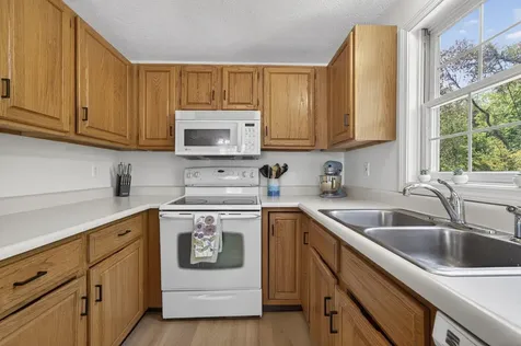 44 Brook Hollow Way Manchester NH 03103