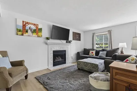44 Brook Hollow Way Manchester NH 03103