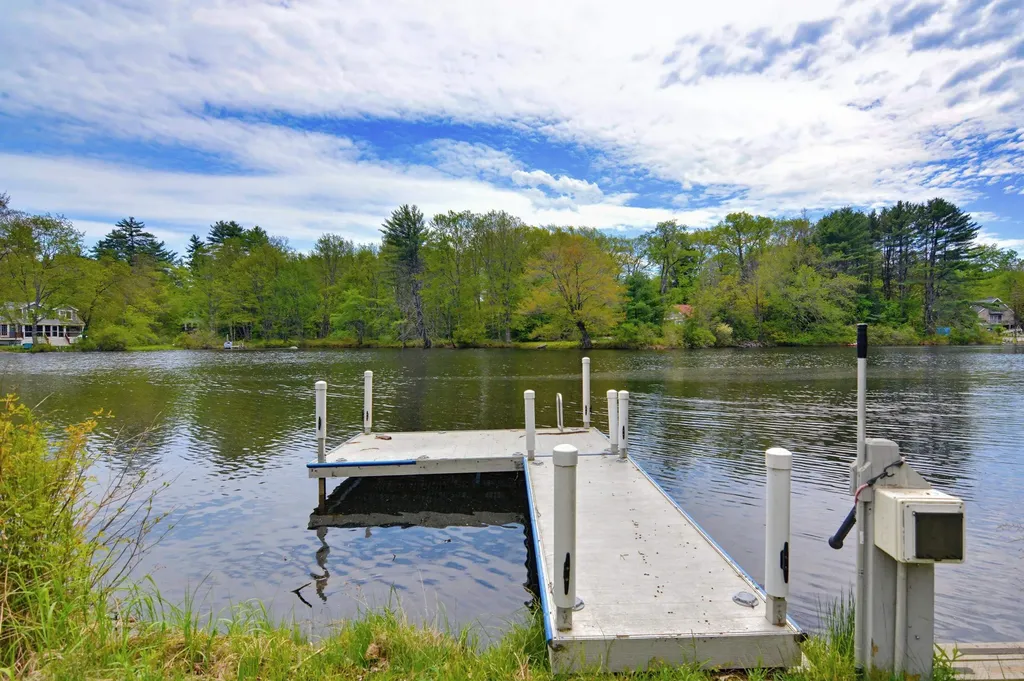 33 Moccasin Trail Hillsborough NH 03244