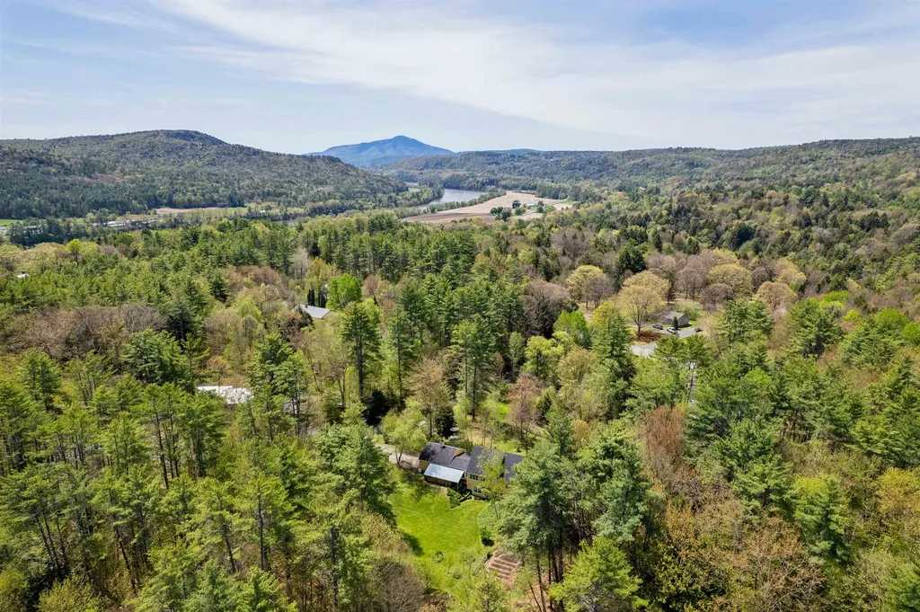71 Old Oak Lane Hartland VT 05048