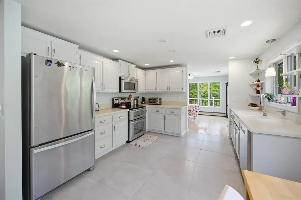 10 Kirsten's Landing Fremont NH 03044