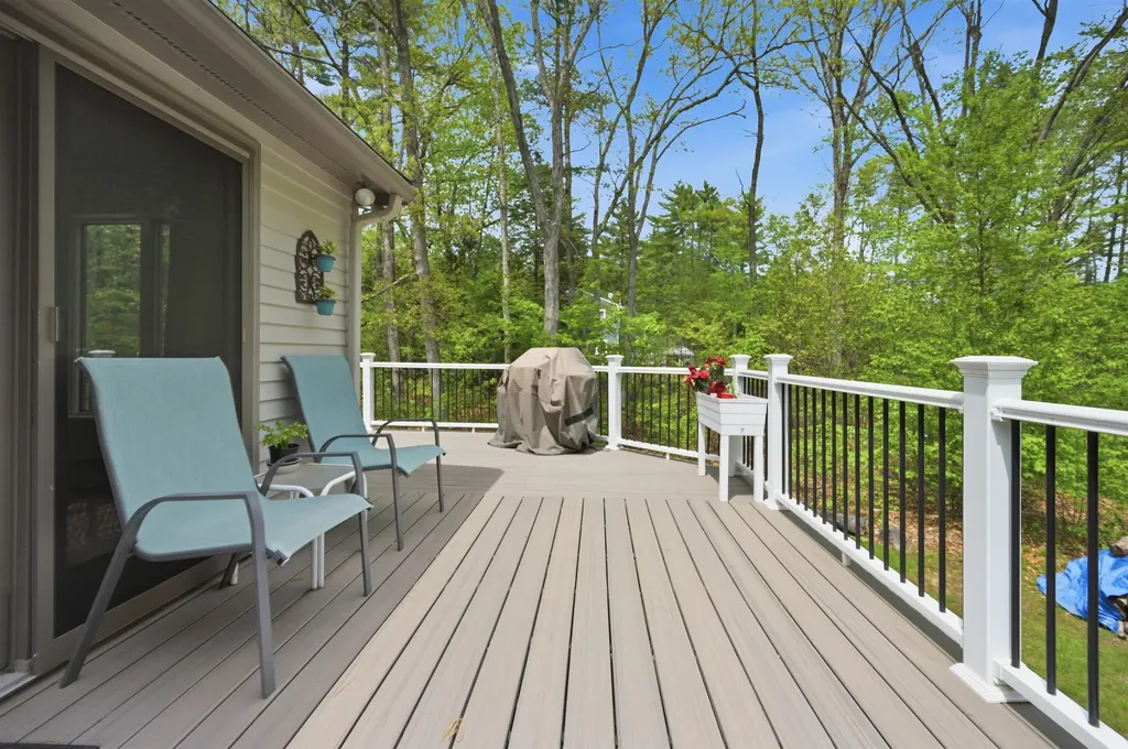 10 Kirsten's Landing Fremont NH 03044