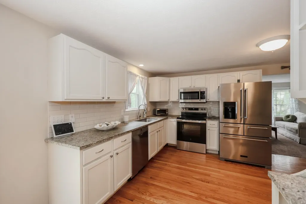 19 Burgess Drive Litchfield NH 03052