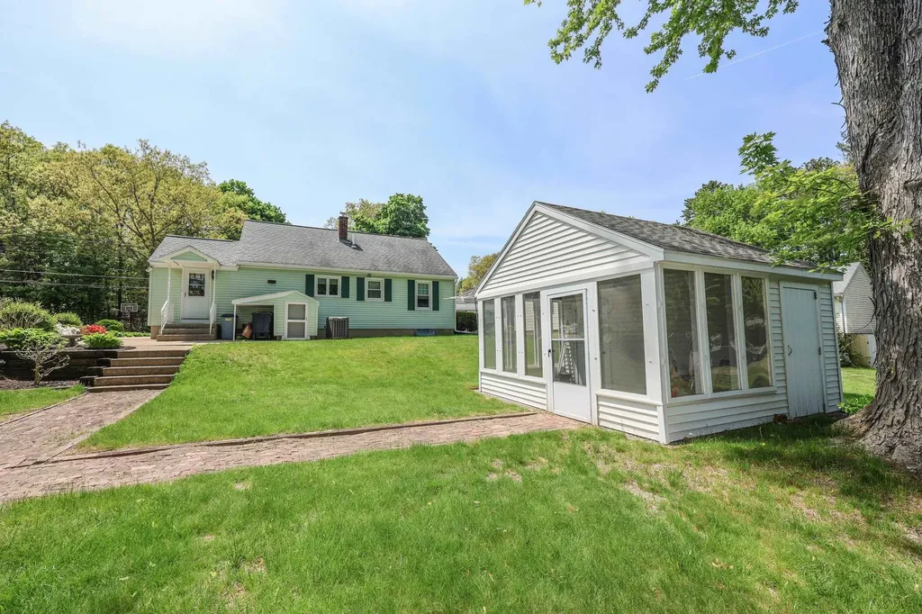 8 Burnham Avenue Nashua NH 03064