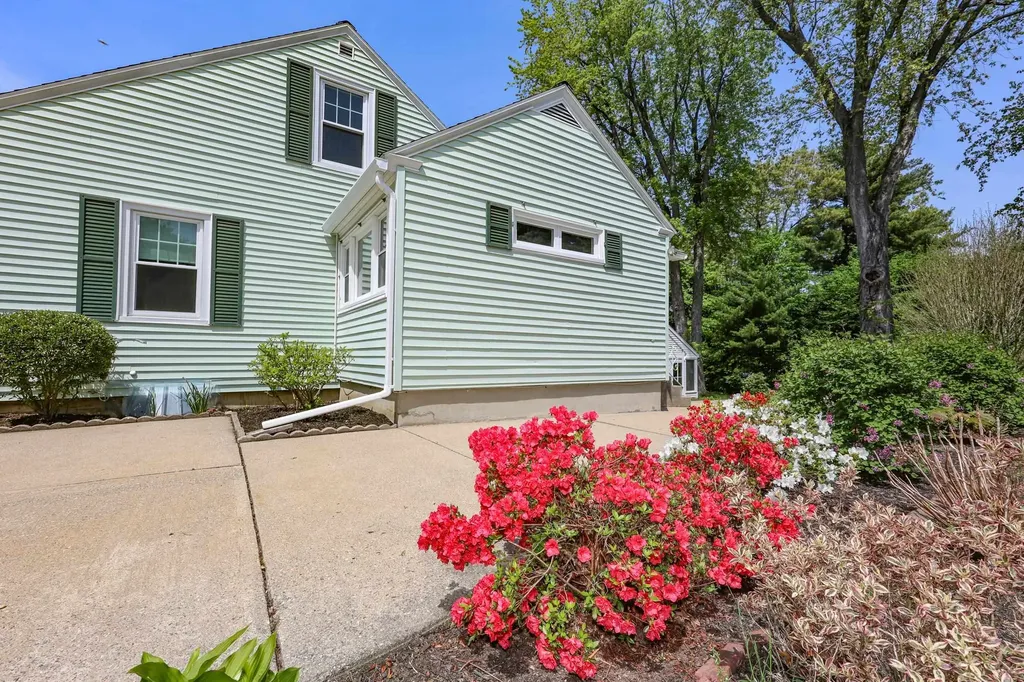 8 Burnham Avenue Nashua NH 03064
