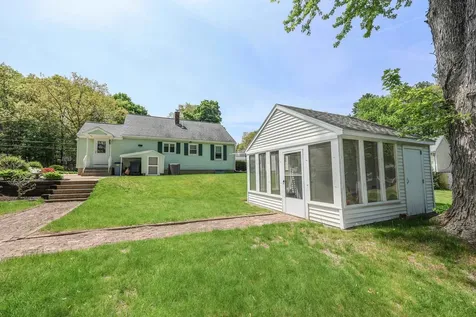 8 Burnham Avenue Nashua NH 03064