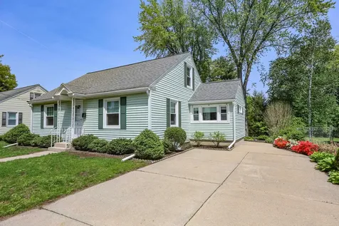 8 Burnham Avenue Nashua NH 03064