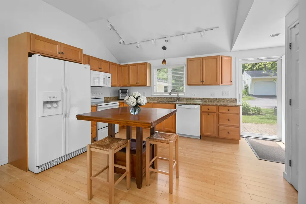 18 Woodside Meadow Road York ME 03909