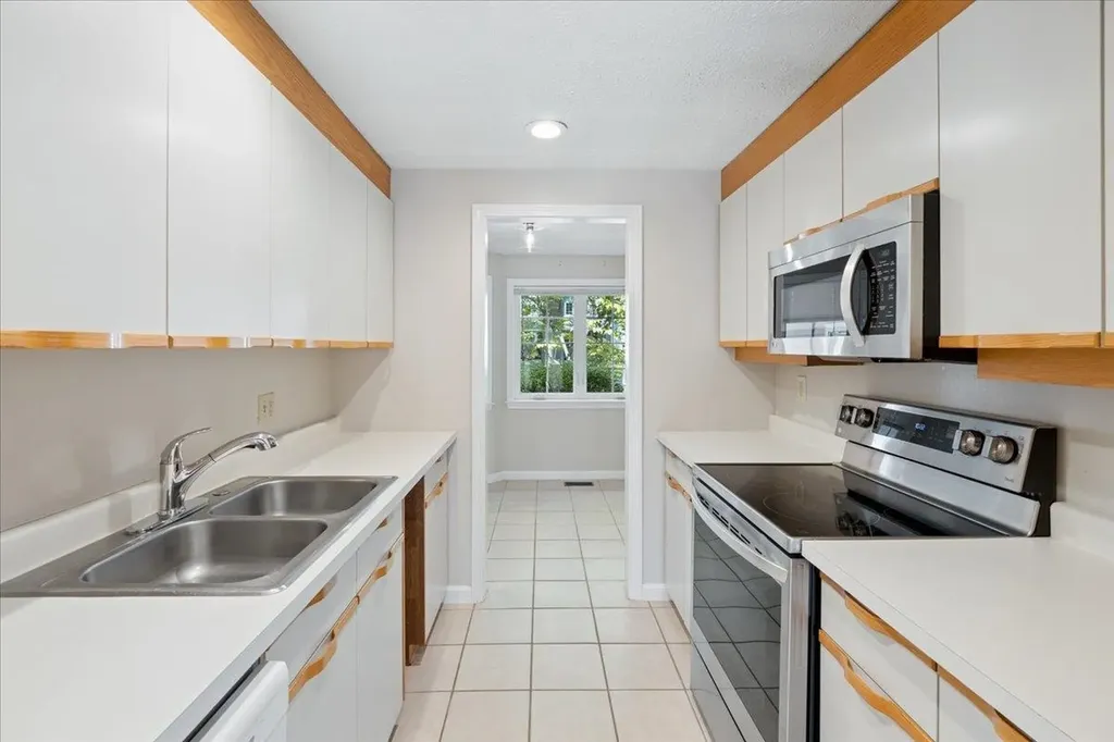 378 Winding Pond Road Londonderry NH 03053