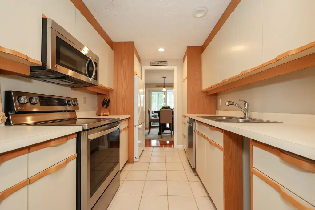 378 Winding Pond Road Londonderry NH 03053