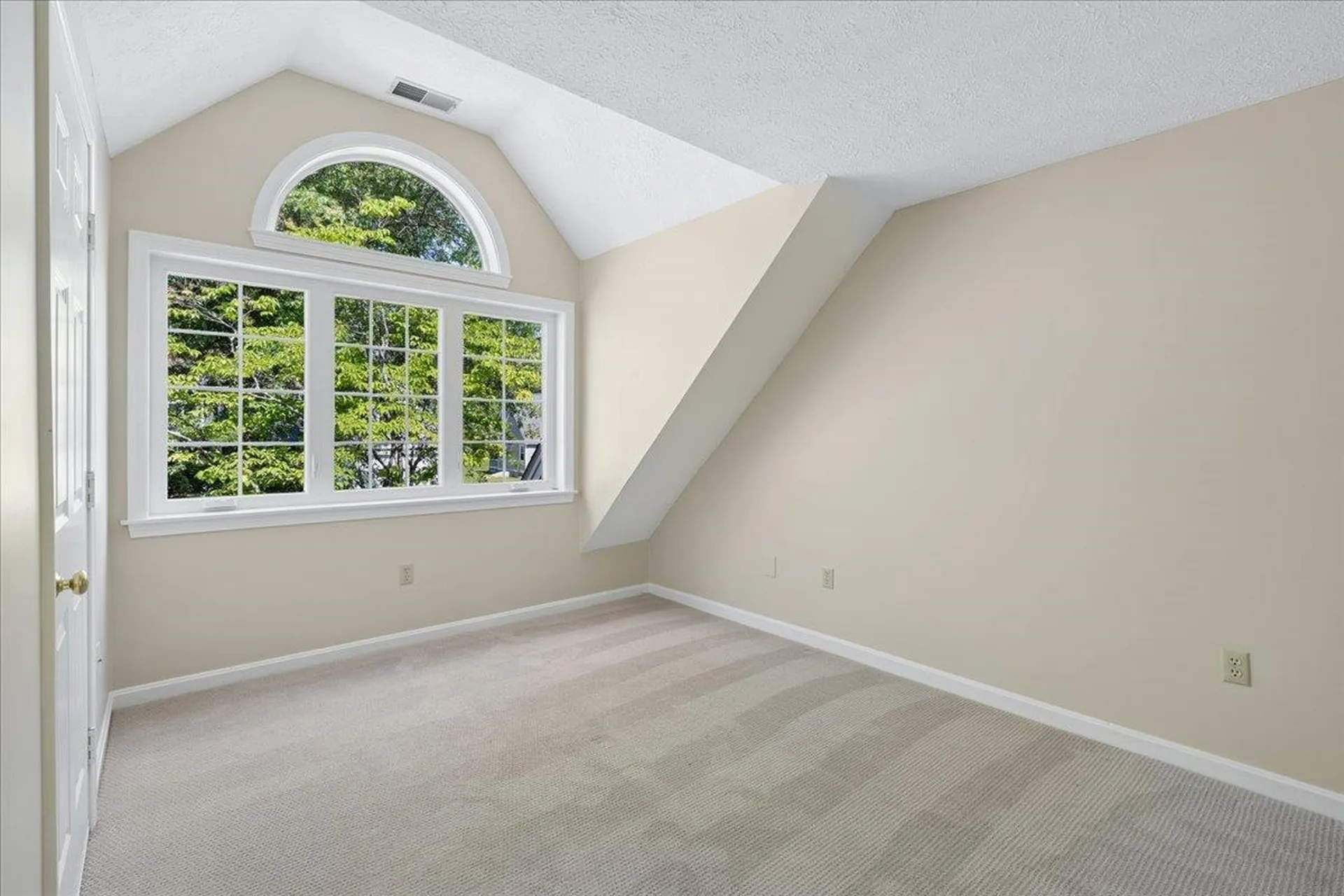 378 Winding Pond Road Londonderry NH 03053