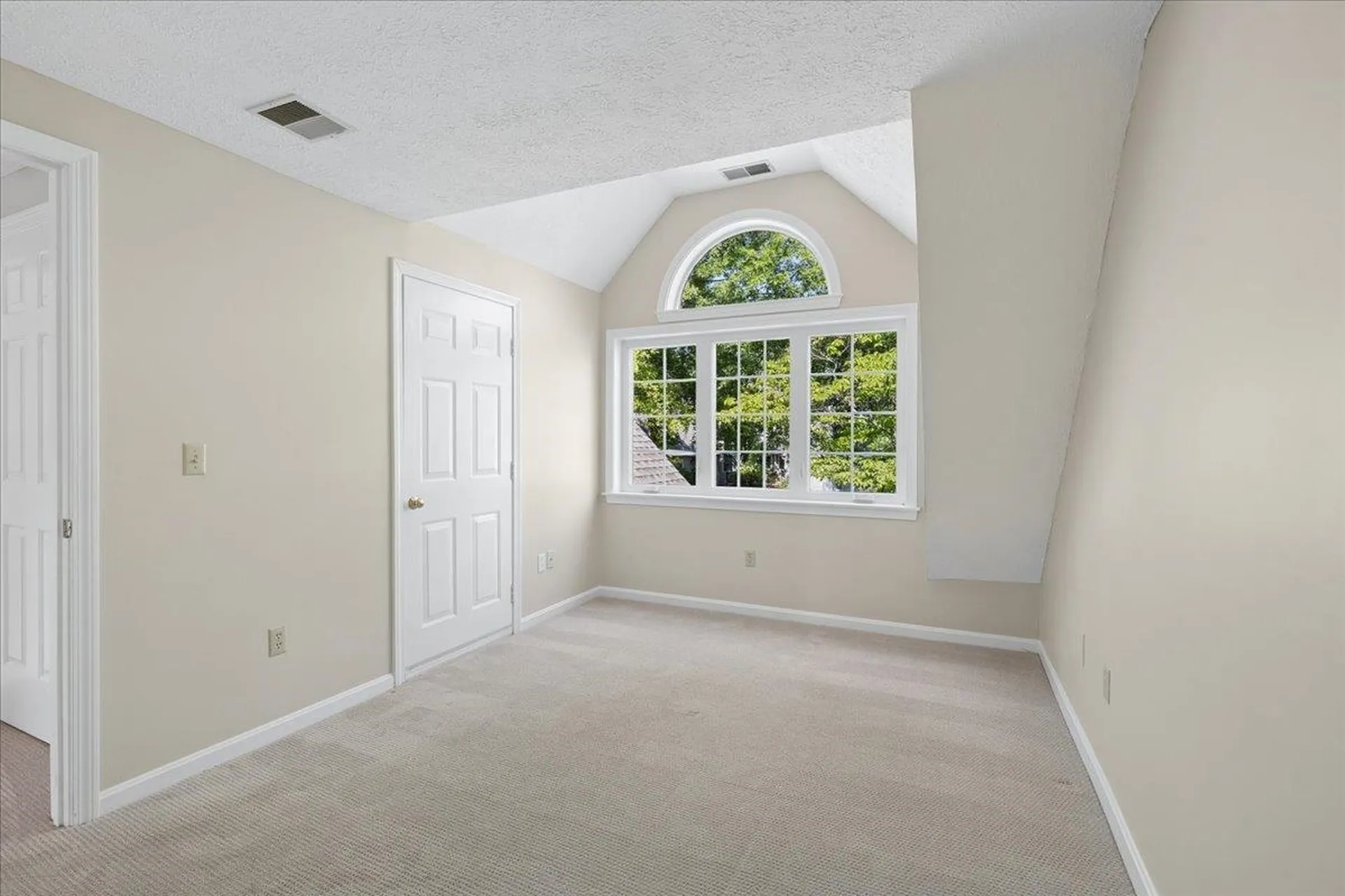 378 Winding Pond Road Londonderry NH 03053