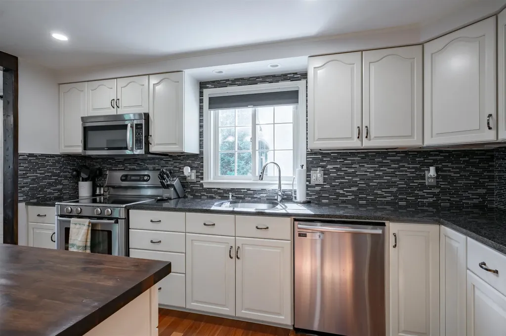22 Beechwood Road Hudson NH 03051