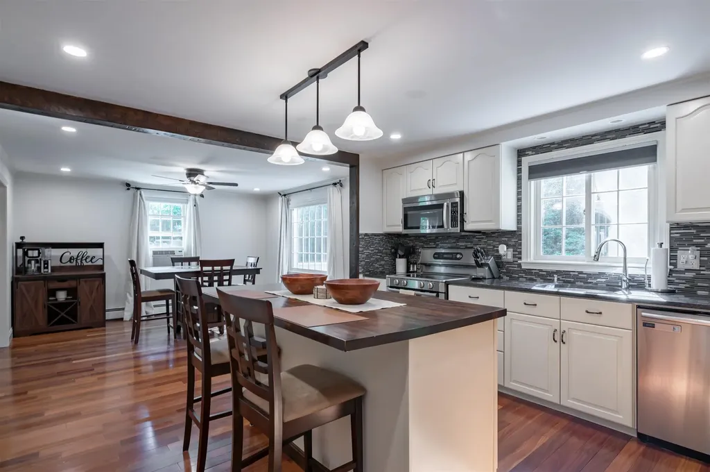 22 Beechwood Road Hudson NH 03051