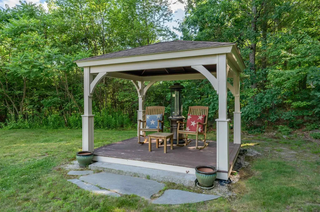 22 Beechwood Road Hudson NH 03051